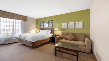 Escritorio, espacio para trabajar con laptop y cortinas blackout