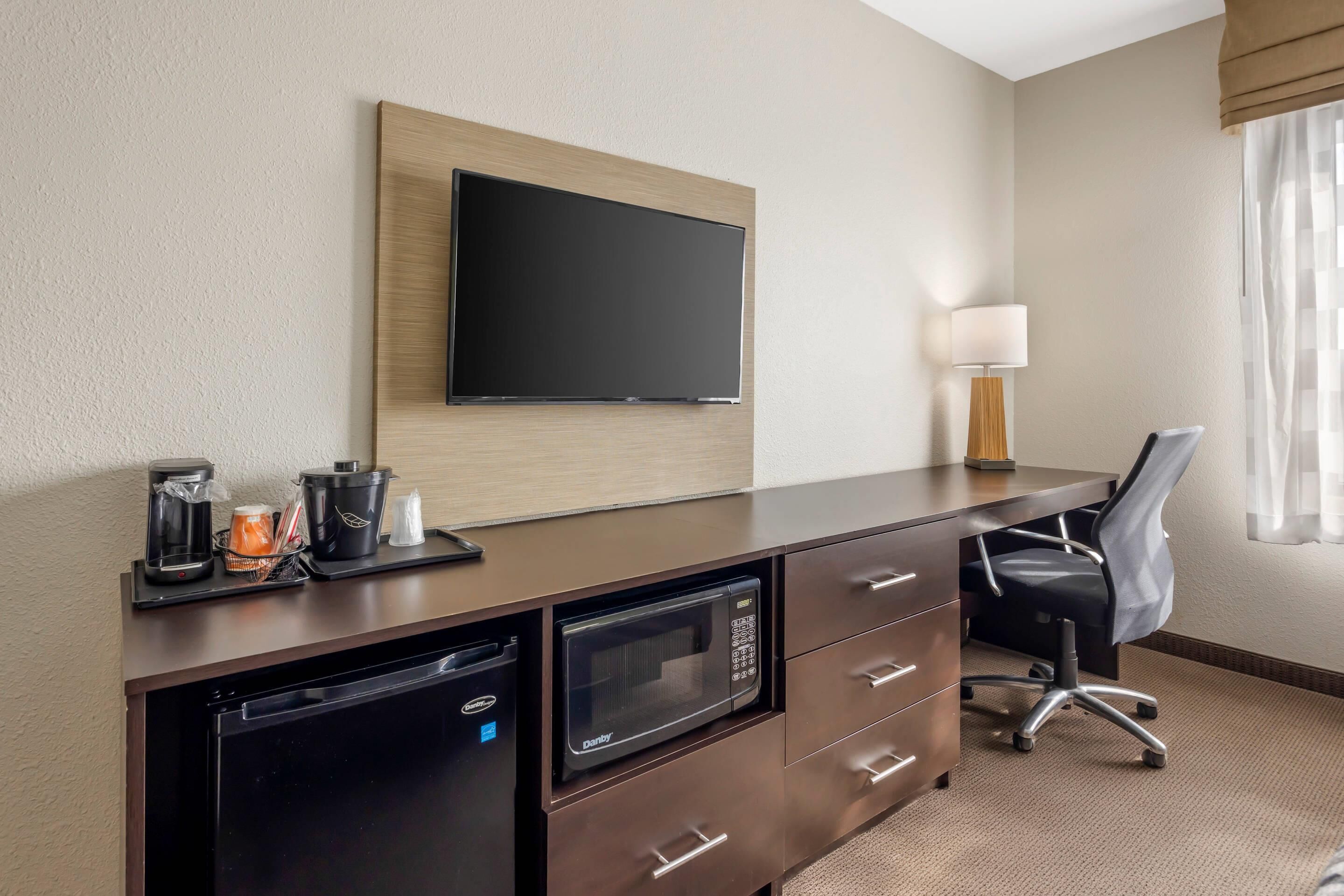 standard room, 1 king bed, non smoking (shower only) | desk, laptop workspace, blackout curtains, iron/ironing board