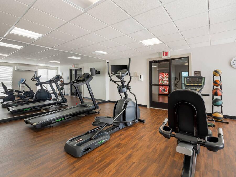 Et fitnessrum med løbebånd, crosstrainer og motionscykel.