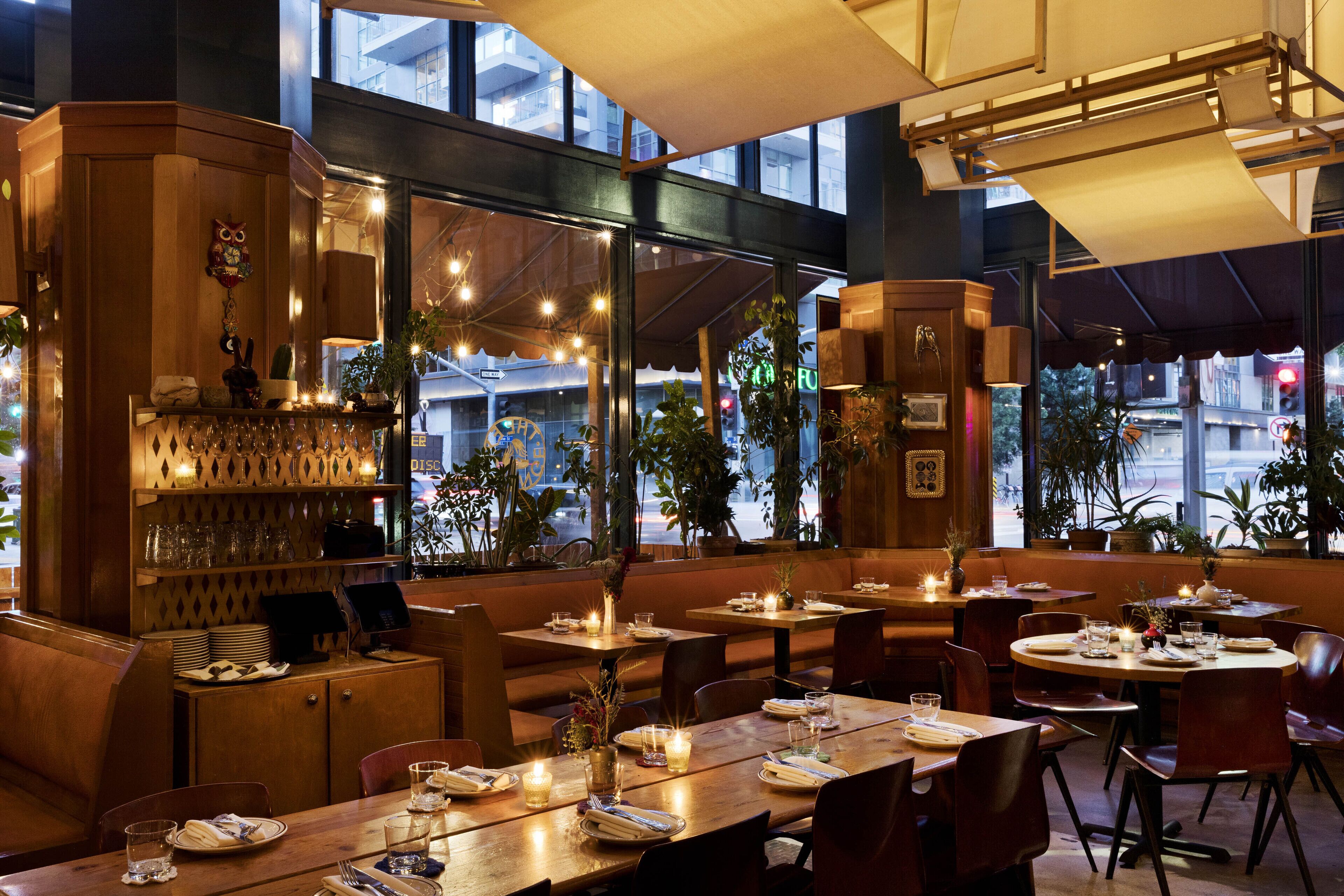 3 restaurants; breakfast, lunch, dinner, and brunch served
