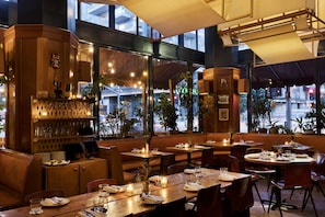 3 restaurants; breakfast, lunch, dinner, and brunch served