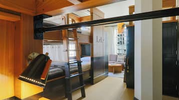 Dormitorio con literas, escritorio y silla.