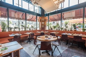 3 restaurants; breakfast, lunch, dinner and brunch served