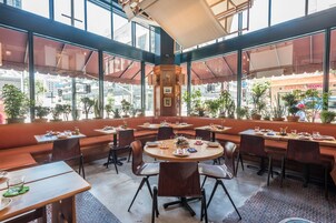 3 restaurants; breakfast, lunch, dinner and brunch served