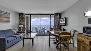 Apartamento familiar, 1 habitación, balcón, junto a la playa | Sala de estar | Televisión de pantalla plana de 42 pulgadas con canales por cable