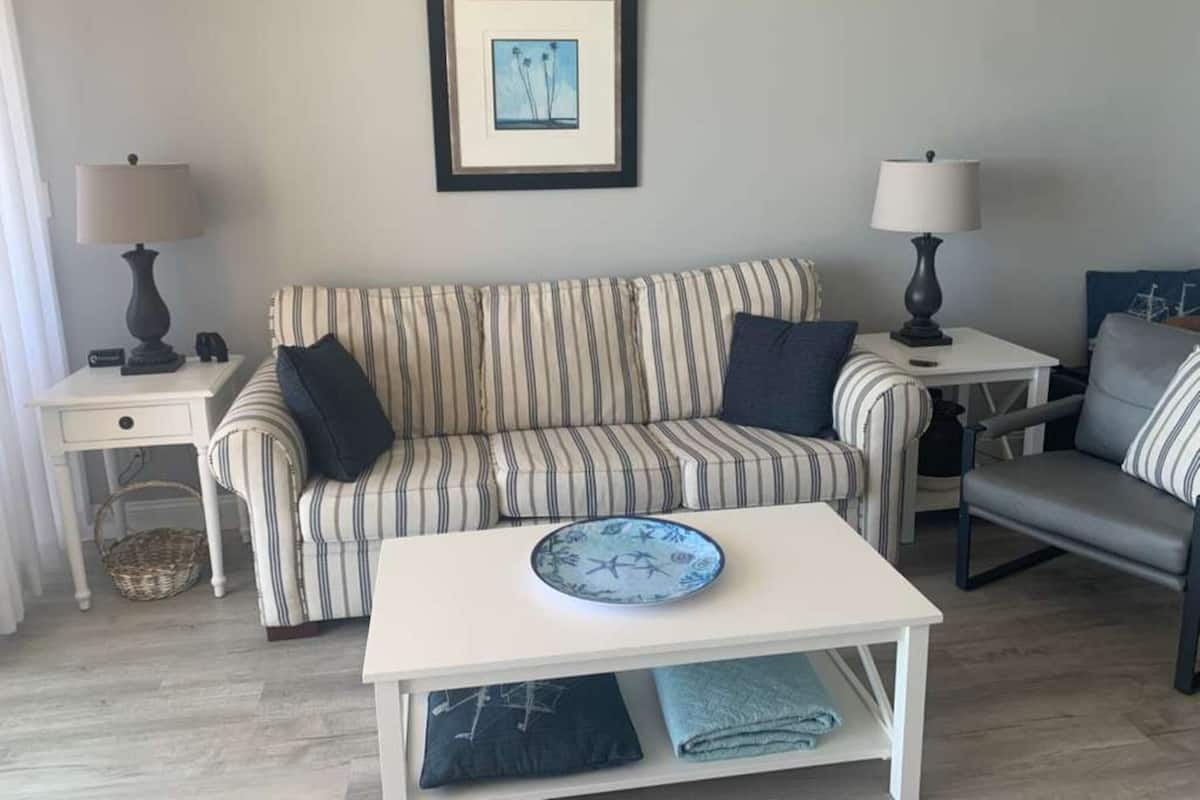 LĂ€genhet Signature - 1 sovrum - balkong - havsutsikt | Vardagsrum | 42-tums platt-tv med kabelkanaler och tv