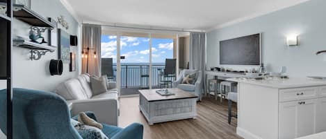 Condo phong cách cổ điển, 1 phòng ngủ, quang cảnh bãi biển, sát bãi biển | Phòng khách | TV màn hình phẳng 42-inch có truyền hình cáp, TV