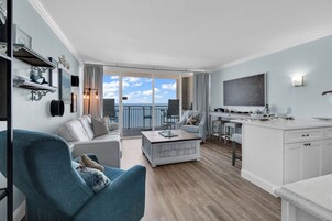 经典公寓式客房, 1 间卧室, 海滩景观, 海滨 | 客厅 | 42-英寸纯平电视 （配备有线频道）、电视