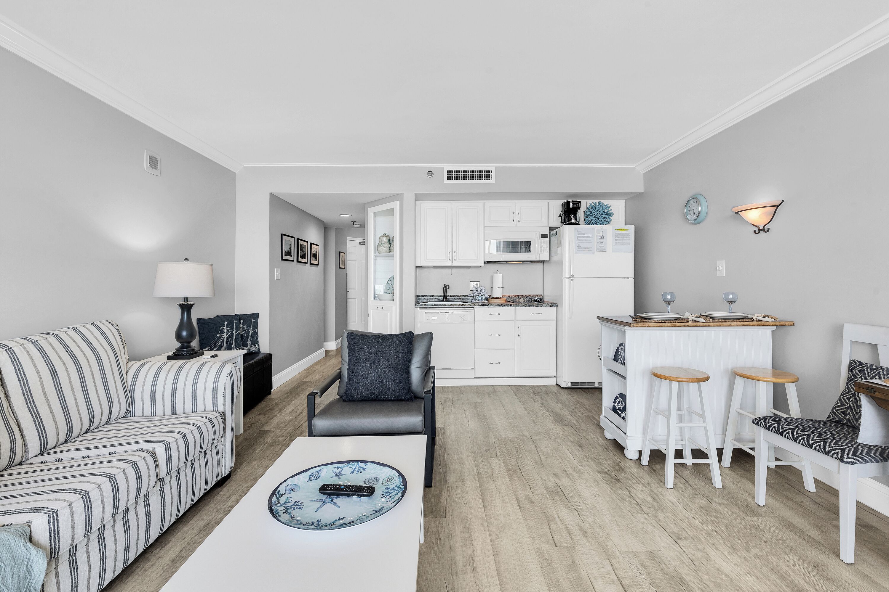 Signature Condo, 1 Bedroom, Balcony, Ocean View | Living room