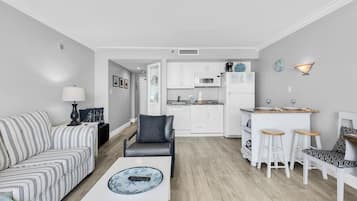 Signature Condo, 1 Bedroom, Balcony, Ocean View | Living room