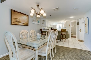 Signature Condo, 2 Bedrooms, Balcony, Ocean View | In-room dining