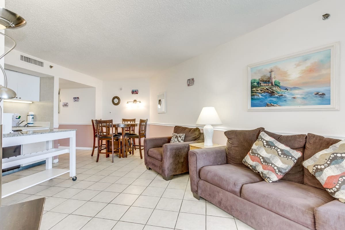 Comfort Condo, 1 Bedroom, Balcony, Ocean View | Living room