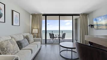 Apartamento Signature, 1 habitación, balcón, junto a la playa | Sala de estar | Televisión de pantalla plana de 42 pulgadas con canales por cable