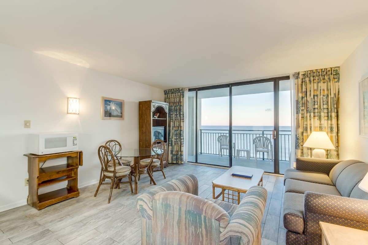 Premium appartement, 1 slaapkamer, balkon, langs het strand | Woonkamer | Een 42-inch flatscreentelevisie met kabelzenders en een televisie