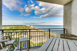 Signature Condo, 2 Bedrooms, Balcony, Ocean View | Pemandangan balkoni