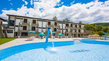 2 buitenzwembaden, ligstoelen bij het zwembad