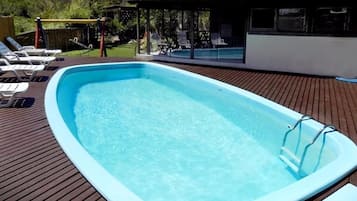 Außenpool (je nach Saison geöffnet), Liegestühle