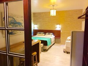 Fyrbäddsrum | Minibar, gratis barnsängar, gratis wi-fi och sängkläder