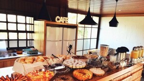 Un bufé de desayuno con diversos pasteles, tartas y frutas.