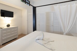 Apartment, 2 Bedrooms, Courtyard Area | Seterika/papan seterika, Wi-fi percuma, cadar katil