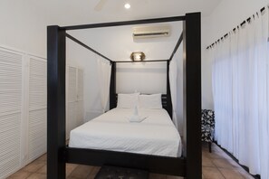 Apartment, 2 Bedrooms, Courtyard Area | Seterika/papan seterika, Wi-fi percuma, cadar katil