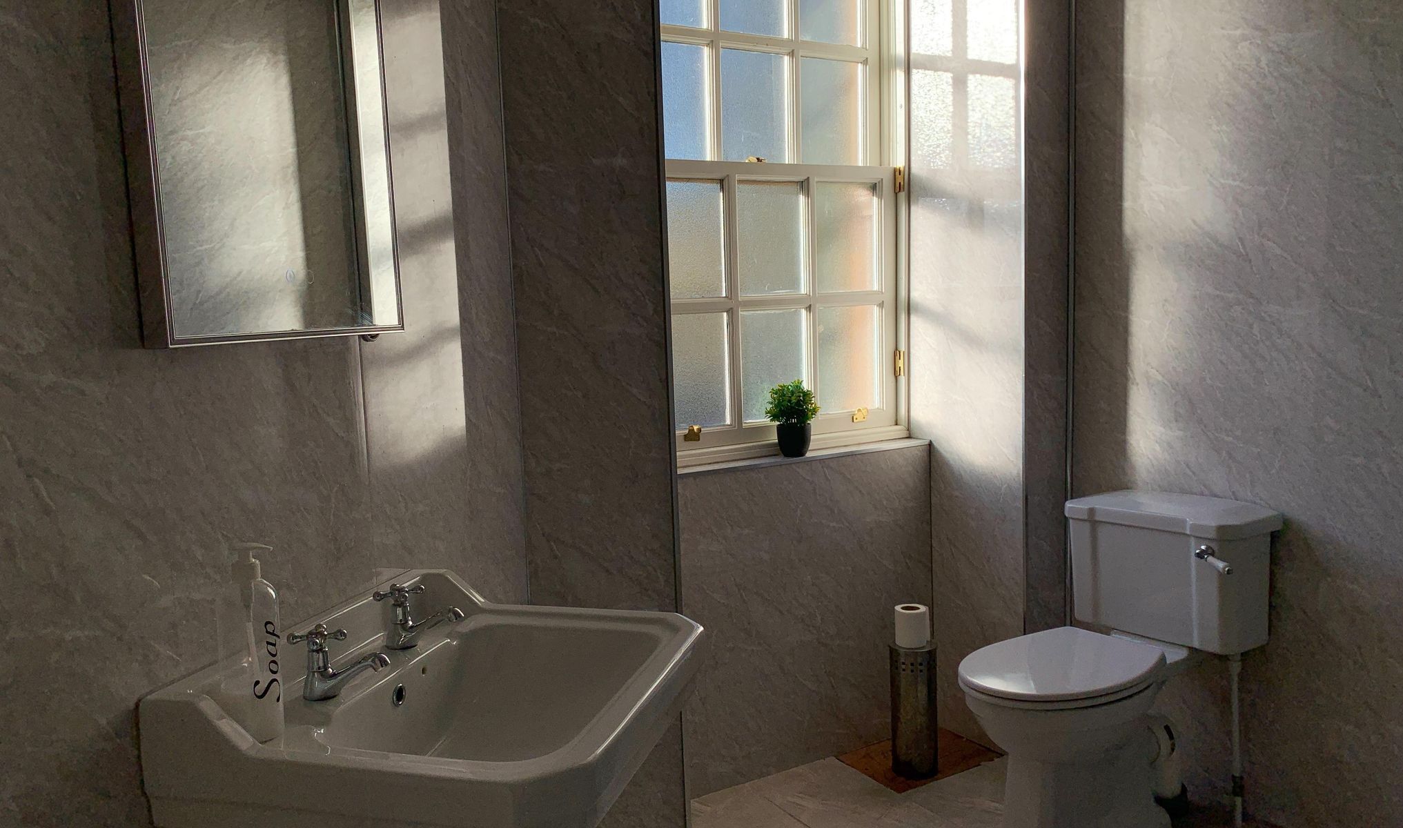 twin room, ensuite, garden view | bathroom