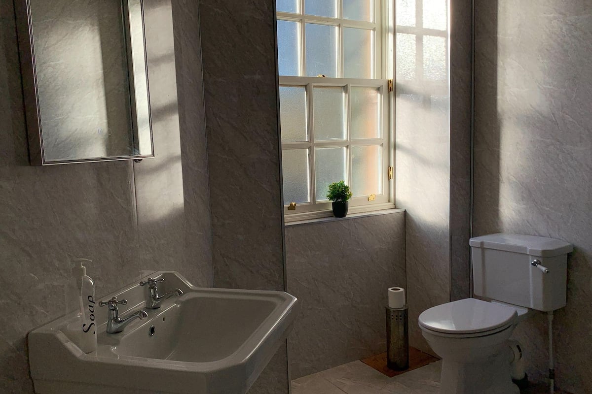 twin room, ensuite, garden view | bathroom