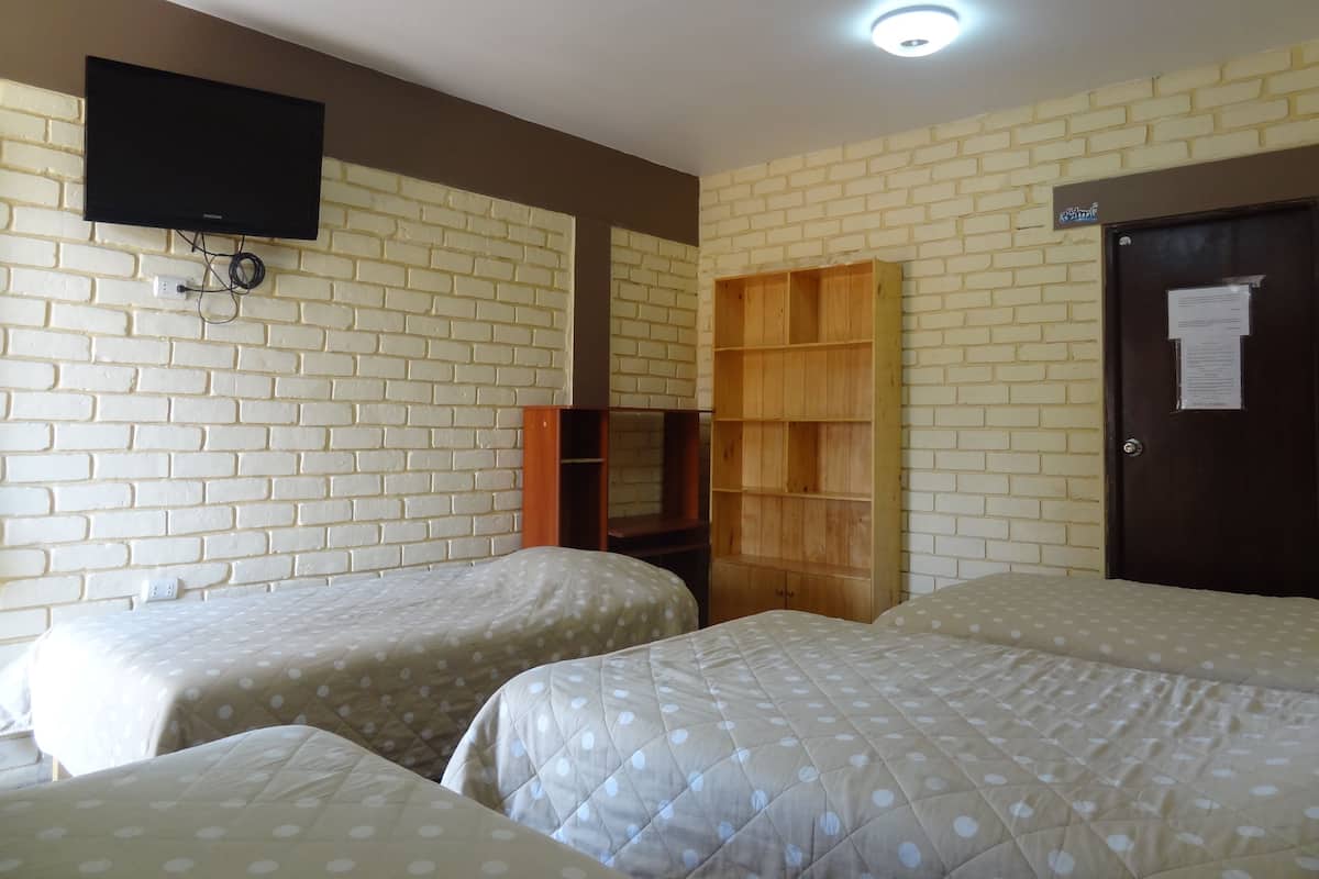 Chambre Quadruple Standard | Coffres-forts dans les chambres, Wi-Fi gratuit