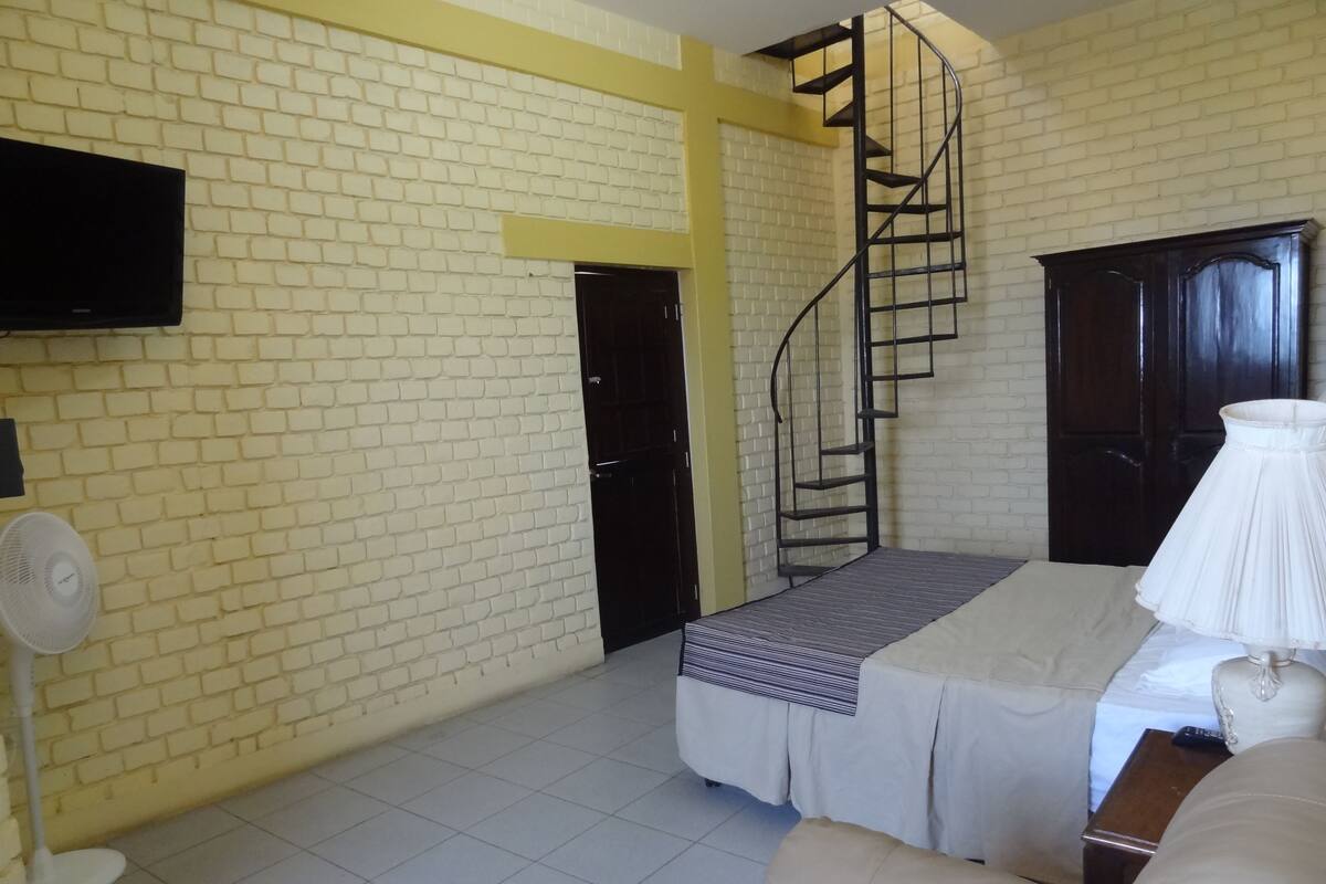 Suite, terrasse | Coffres-forts dans les chambres, Wi-Fi gratuit