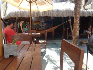 حيث تُقدم وجبات الإفطار، الغداء، العشاء، خيارت الطبخ المحلي والعالمي