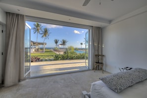 ルーム キングベッド 1 台 オーシャンビュー | セーフティボックス (室内)、遮光カーテン、アイロン / アイロン台、ベビーベッド