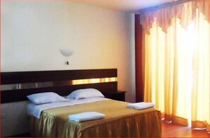 Triple Room | Iron/ironing board, rollaway beds, free WiFi