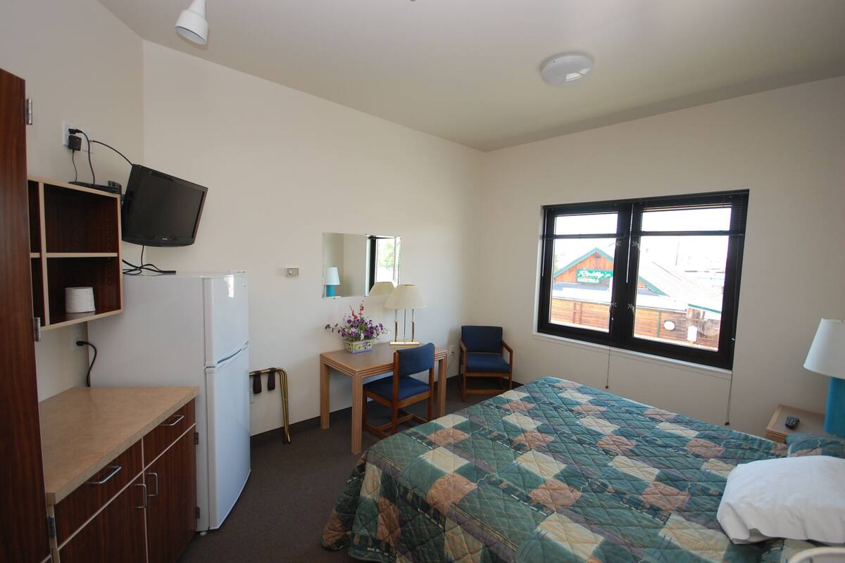 Standard Room, 1 King Bed, Shared Bathroom