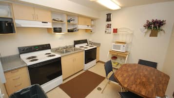 Standard-herbergi - 1 tvíbreitt rúm (Single Room - Shared Bathroom) | Sameiginlegt eldhús | Ísskápur í fullri stærð, örbylgjuofn