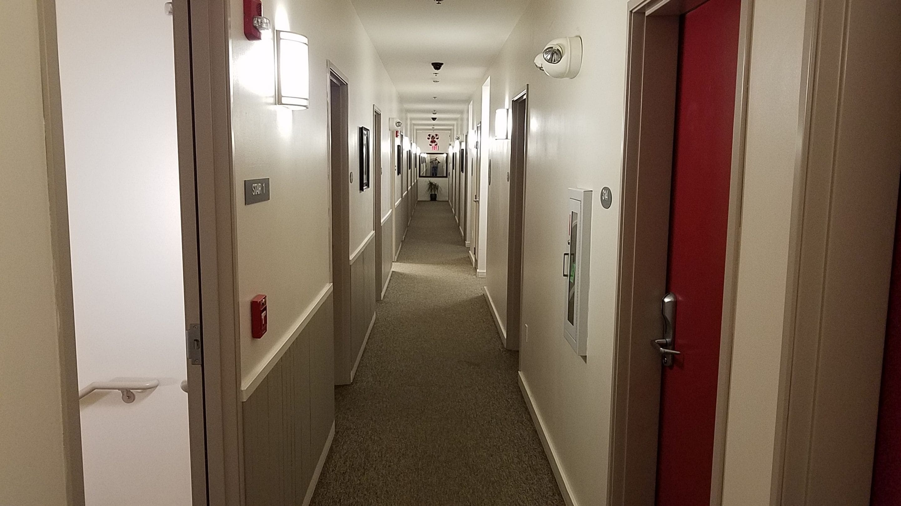 A hotel hallway with doors labeled "STAR 1" and "3H".