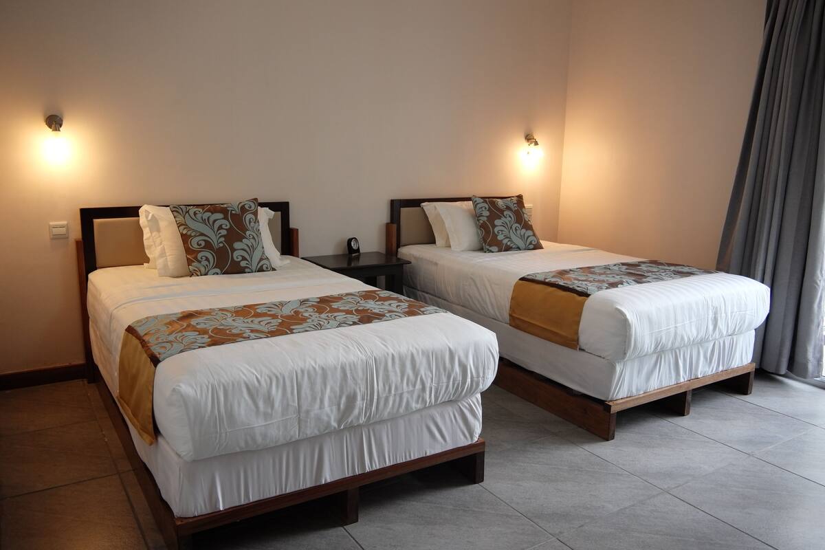 Twin Room | Bar mini, peti besi dalam bilik, meja, katil lipat simpan/tambahan 