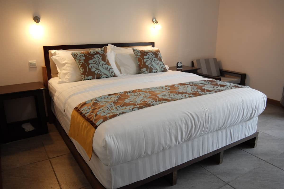 Double Room | Bar mini, peti besi dalam bilik, meja, katil lipat simpan/tambahan 
