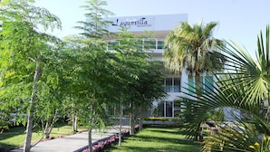 Um edifício moderno com uma placa que diz "Lugavilla Business Hotel".