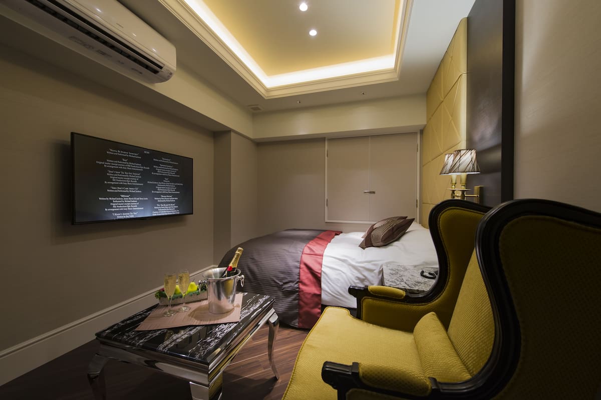 Free WiFi, bed sheets