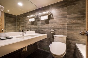 Habitación cuádruple | Baño | Ducha y bañera combinadas y artículos de higiene personal gratuitos