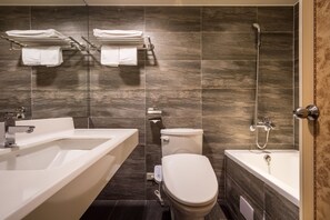 四人房 | 浴室 | 花灑/浴缸組合、免費梳洗用  品、風筒、拖鞋