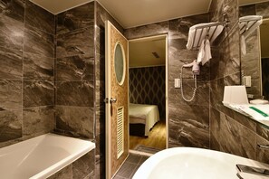 Standard Double Room | Bathroom | Combined shower/tub, free toiletries, hair dryer, slippers - Golden Home Hotel (Taipei)