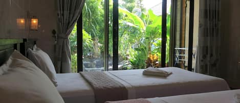 Desk, soundproofing, free WiFi, bed sheets