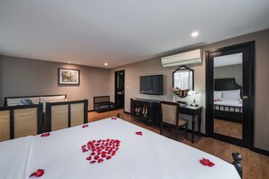 Pillowtop beds, minibar, in-room safe, desk - La Passion Classic Hotel (Hanoi)