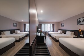 Camas con pillow-top, minibar y caja de seguridad en la habitación 