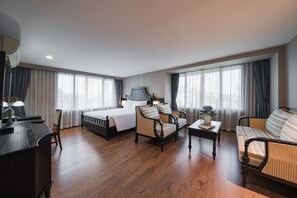 Senger med overmadrass, minibar, safe på rommet og skrivebord