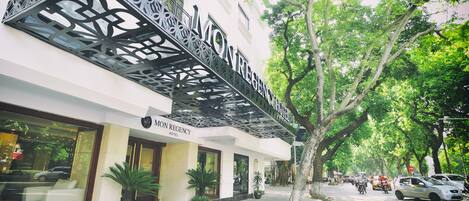 Vista frontal de la propiedad