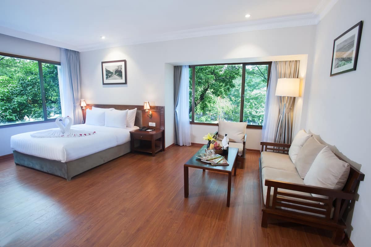 Junior Suite, Park View | 1 bedroom, pillowtop beds, minibar, in-room safe