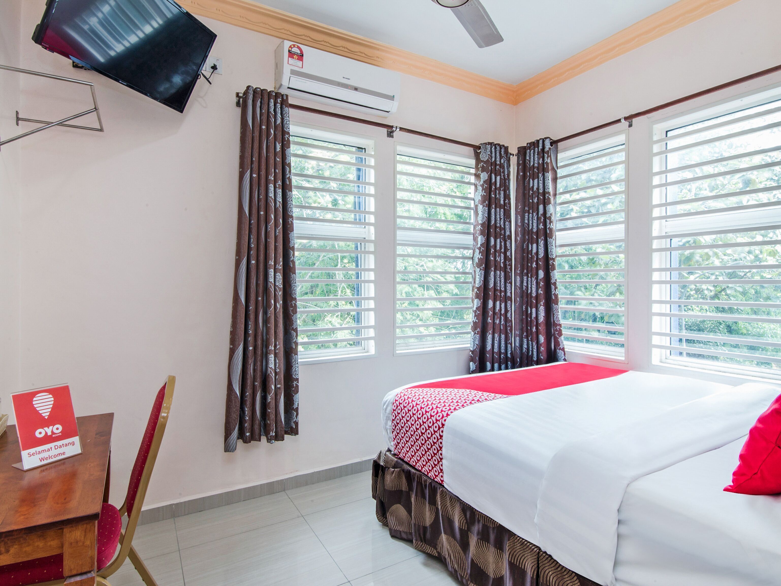 Iron/ironing board, free WiFi, bed sheets