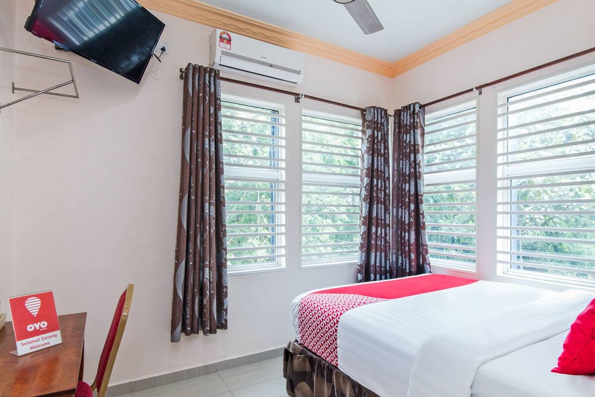 Iron/ironing board, free WiFi, bed sheets